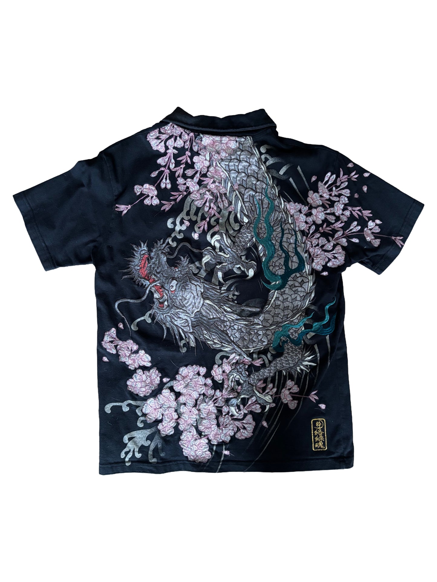 Karakuri Tamashii Dragon & Cherry Blossom Embroidered Polo Shirt – Black (M)